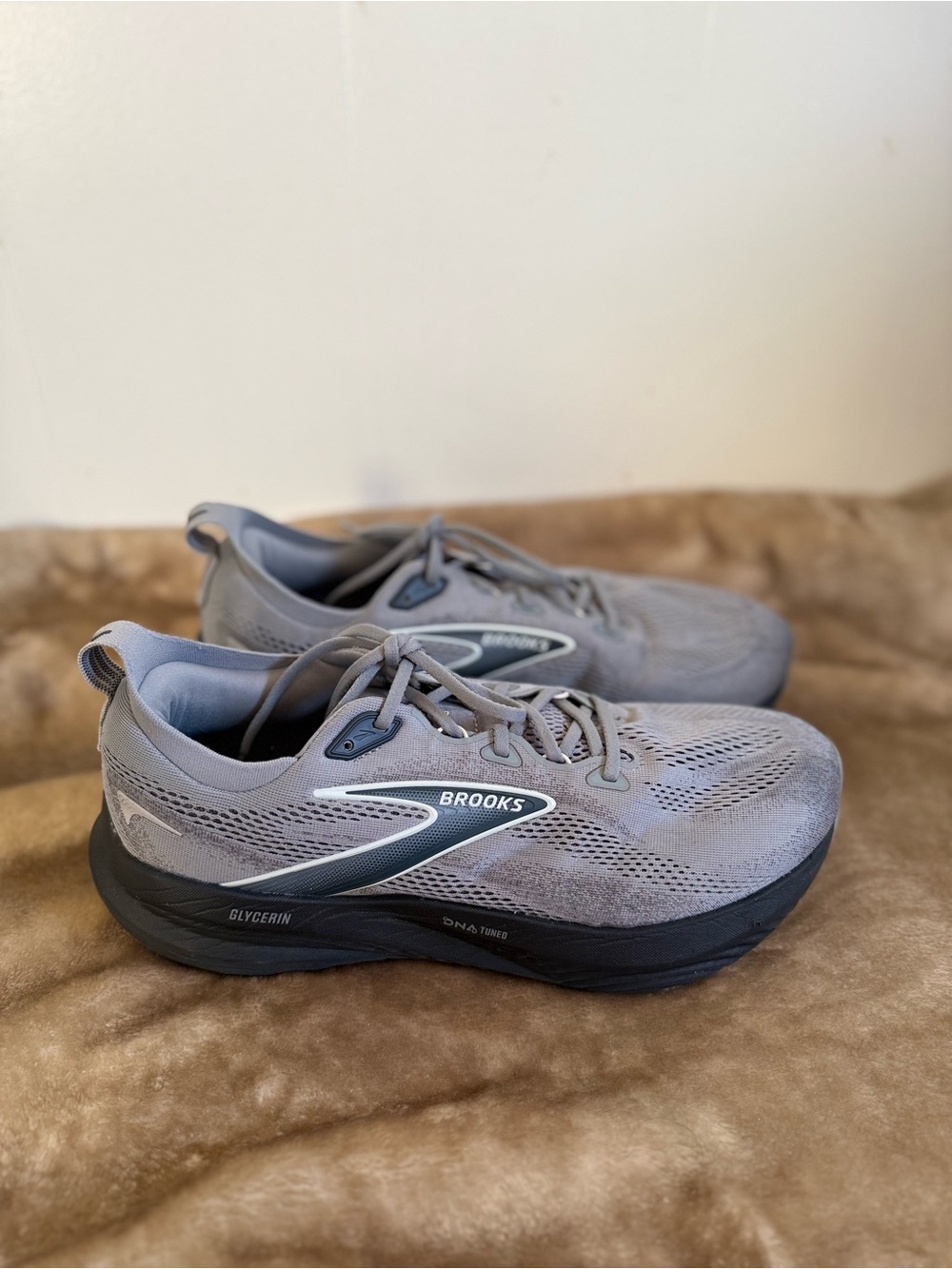 Brooks Glycerin 22 Men’s Gray and Black Glycermin Running Shoes - Picture 2 of 8